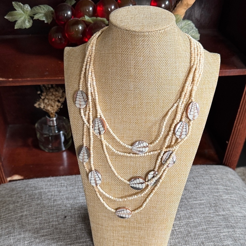 Elegant Shell and Beaded Necklace
